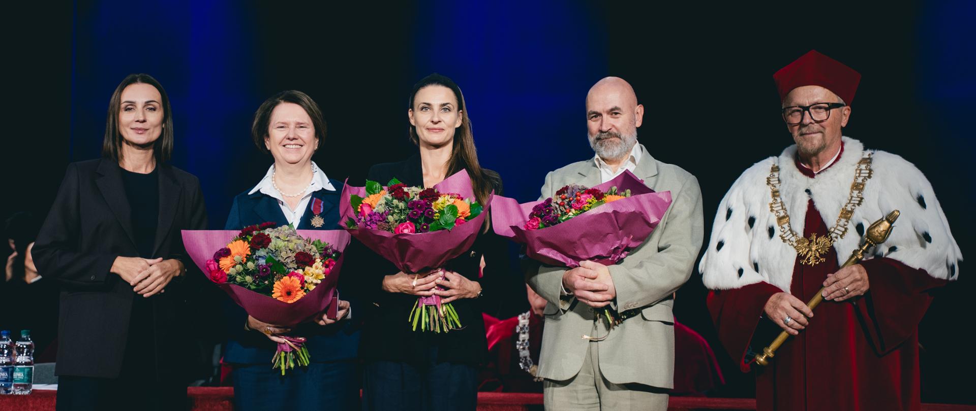 Kilka osób w tym wojewoda i rektor Akademii Muzycznej stoją na scenie