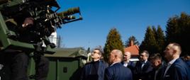 Premier Mateusz Morawiecki ogląda sprzęt wojskowy