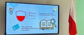 Tablica elektroniczna z logo Polskiej Szkoły w Szanghaju, biało czerwona tarcza po lewej, napis "Polska Szkoła w Szanghaju" po prawej.