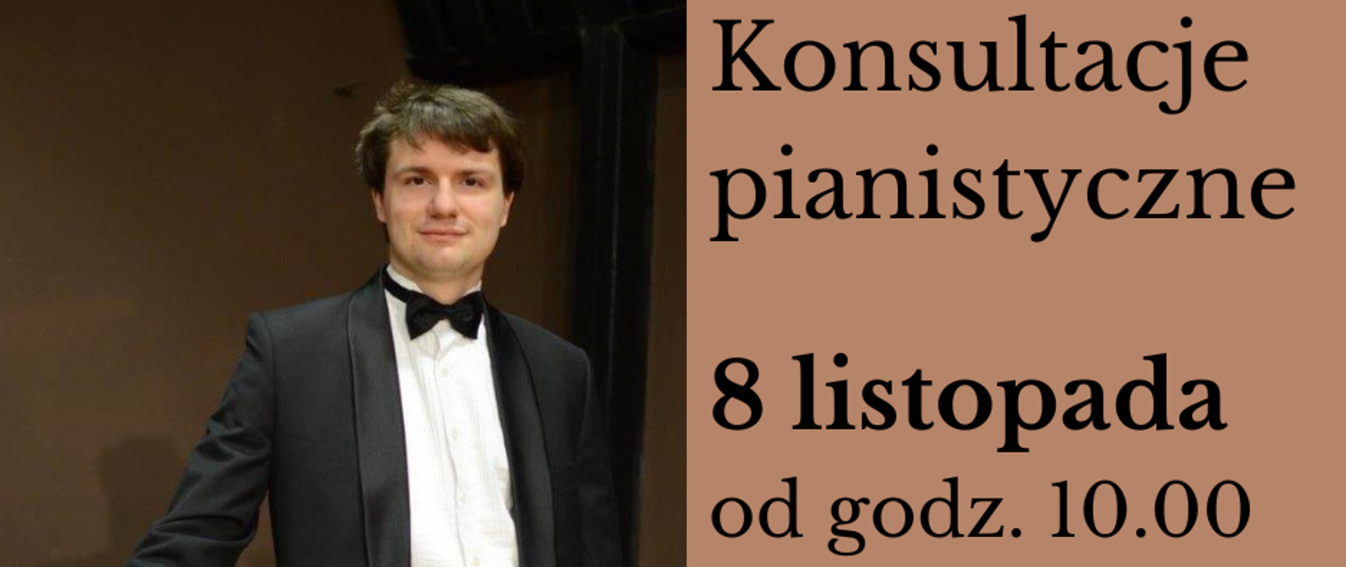 Zdjęcie przedstawiające po lewej stronie prowadzącego konsultacje pianistyczne Gracjana Szymczaka stojącego przy fortepianie. Po prawej stronie na brązowym tle znajdują się napisy: "Konsultacje pianistyczne odbędą się 8 listopada od godz. 10.00 w auli szkoły. Prowadzenie dr hab. Gracjan Szymczak z Akademii Muzycznej we Wrocławiu".