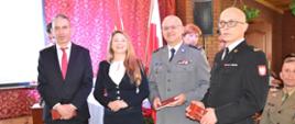 Na zdjęciu pani dyrektor Szkoły Komendant Powiatowy PSP w Śremie Komendant Powiatowy Policji w Śremie oraz Rektor WSHiU