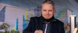Dominik Bąk, Zastępca Prezesa Zarządu NFOŚiGW podczas uroczystego podpisania umowy