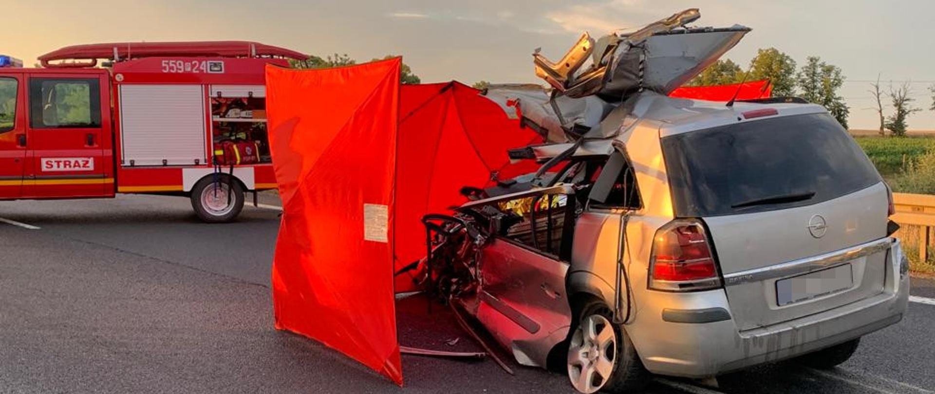 Uszkodzony samochód osobowy.