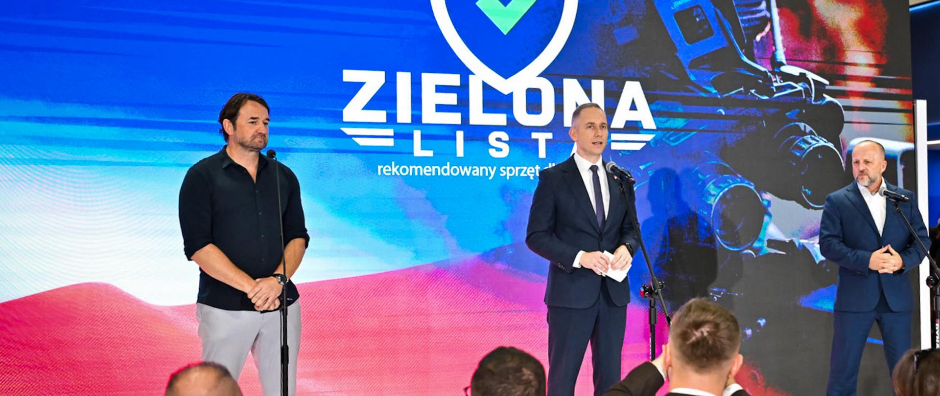 9 września br., podczas XXXIV Międzynarodowego Salonu Przemysłu Obronnego w Kielcach, sekretarza stanu w MON Cezary Tomczyk oraz pełnomocnik MON ds. warunków służby wojskowej Paweł Mateńczuk przedstawili informacje dotyczące wejścia w życie decyzji w sprawie utworzenia i zasad funkcjonowania tzw. „Zielonej Listy”.
