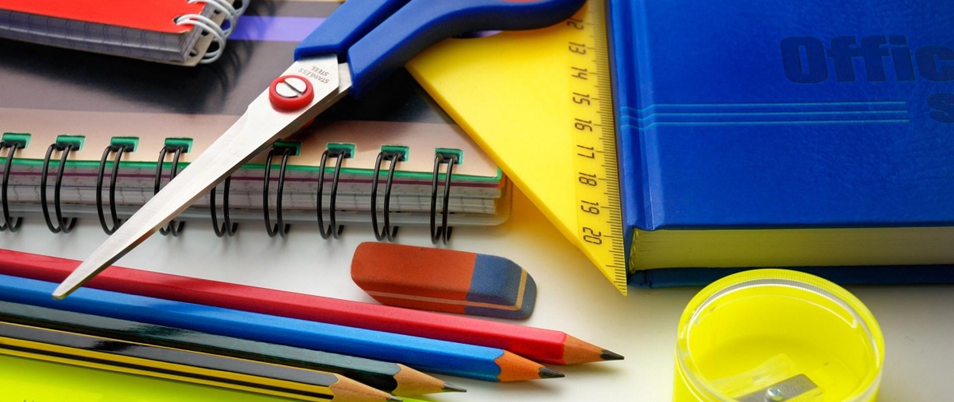 przybory szkolne - linijka, ekierka, ołówki, gumka do mazania, nożyczki, zeszyty