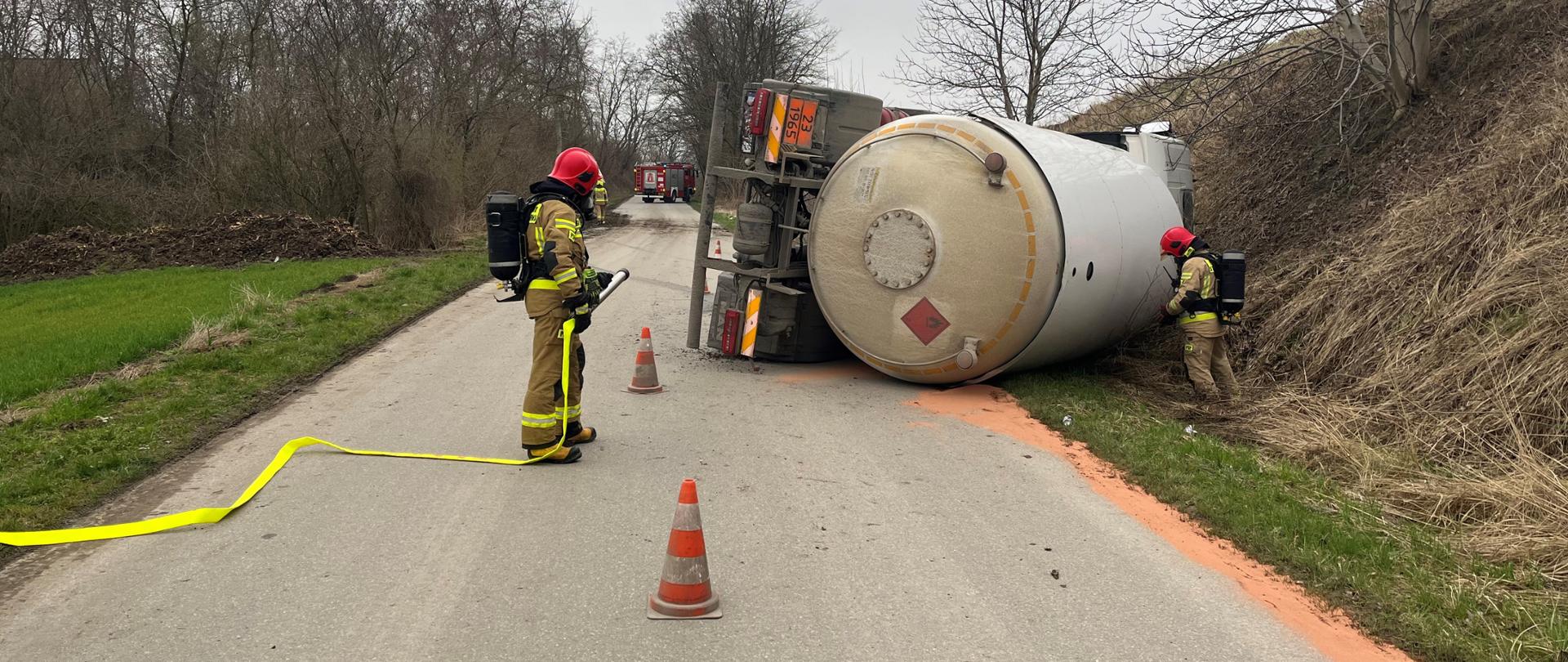 Wypadek autocysterny w miejscowości Kózki.