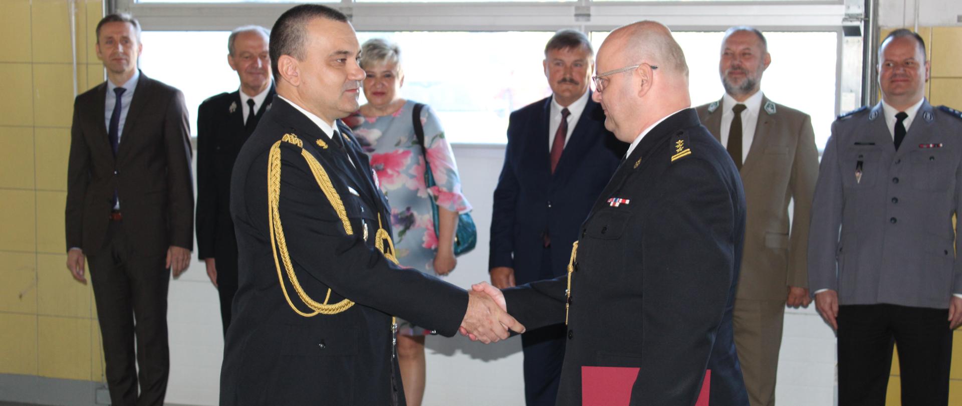 Strażacy i zgromadzeni goście