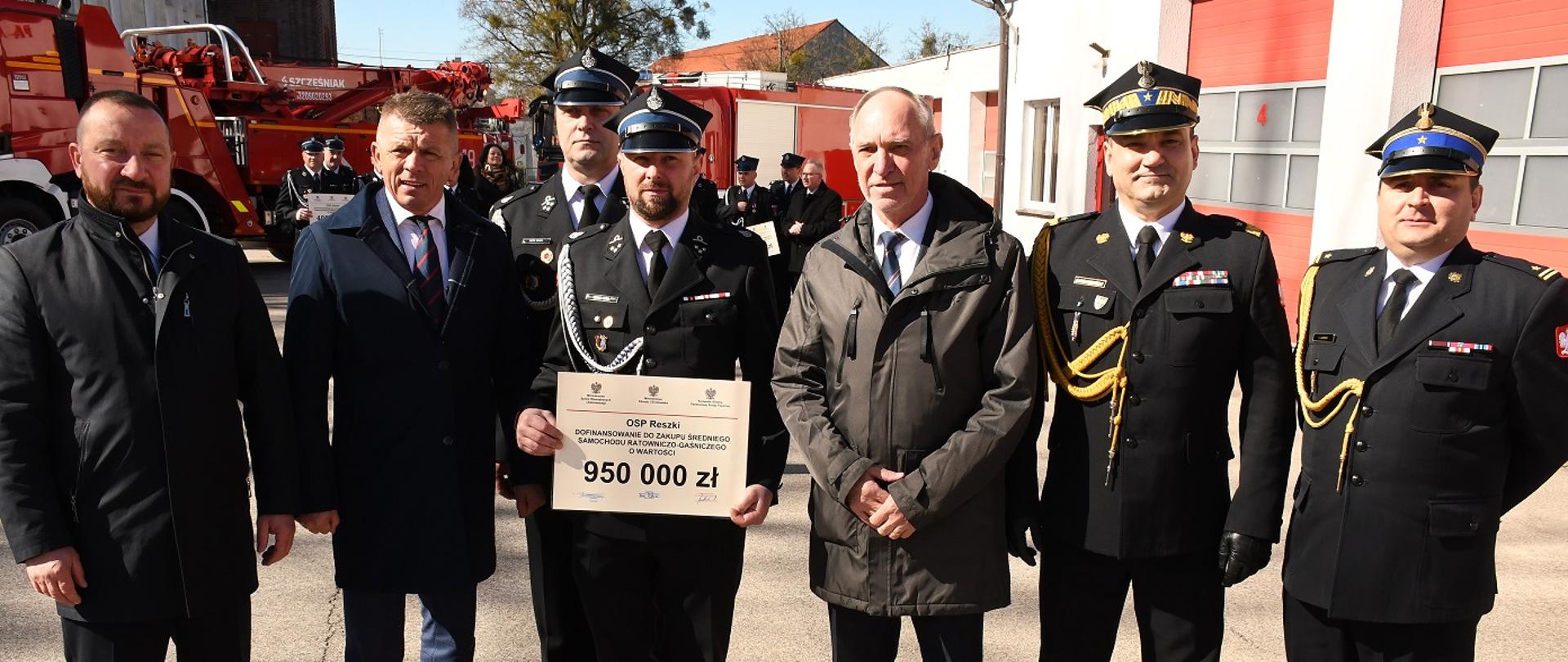 Druhowie z OSP Reszki wraz z przedstawicielami rządu, samorządu, NFOŚiGW oraz komendantami na wspólnym zdjęciu