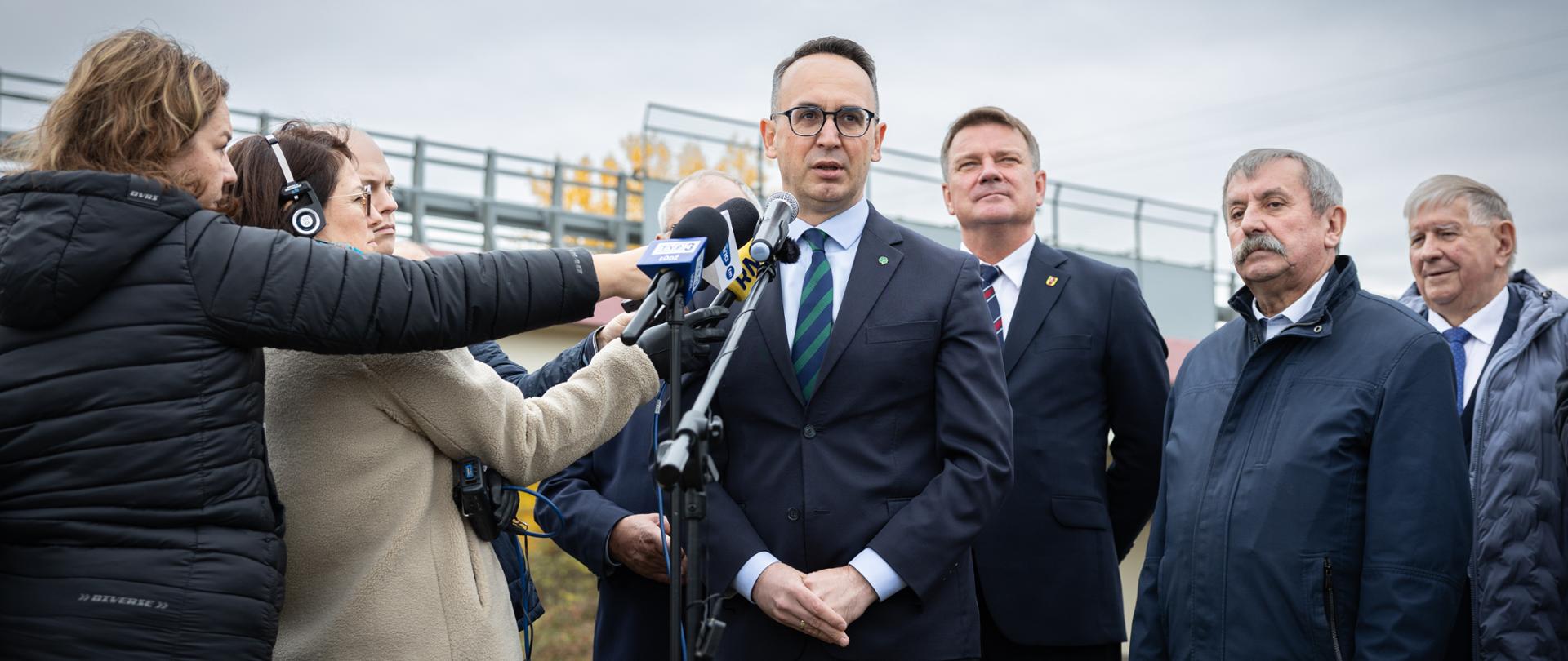 Powstanie nowa stacja kolejowa na Centralnej Magistrali Kolejowej, w Białej Rawskiej. 30 października 2025 r. przedstawiciele spółki PKP Polskie Linie Kolejowe podpisali umowę na jej budowę. 