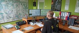 Zdjęcie przedstawia Stanowisko Kierowania Komendanta Powiatowego PSP w Świdwinie, dyżurnego obsługującego zdarzenia.