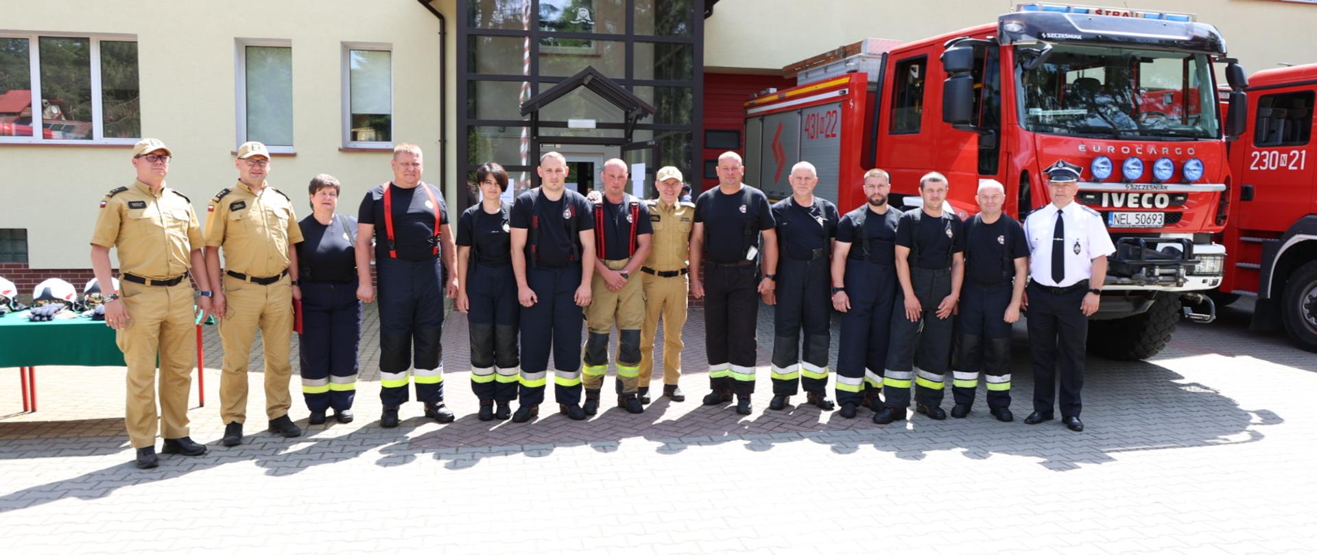 Wspólne zdjęcie uczestników szkolenia z kadrą szkolącą i komendantem głównym 