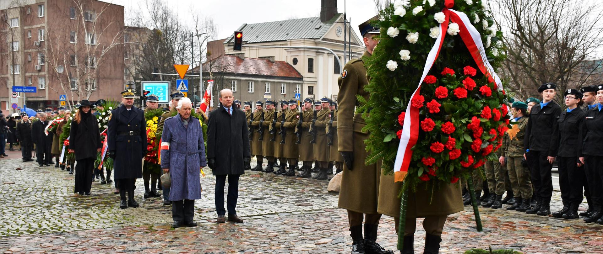 Wojewoda Mazowiecki Konstanty Radziwiłł razem z ppk. dr. Leonardem Kapiszewskim, Przewodniczącym Mazowieckiej Rady Kombatanckiej złożył kwiaty pod Pomnikiem Poległym i Pomordowanym na Wschodzie