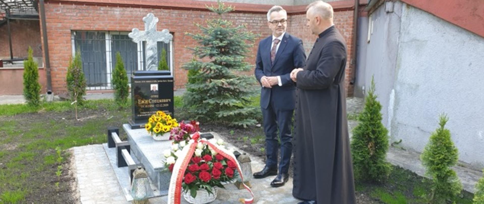 złożenie kwiatów na grobie o. J. Steckiewicza