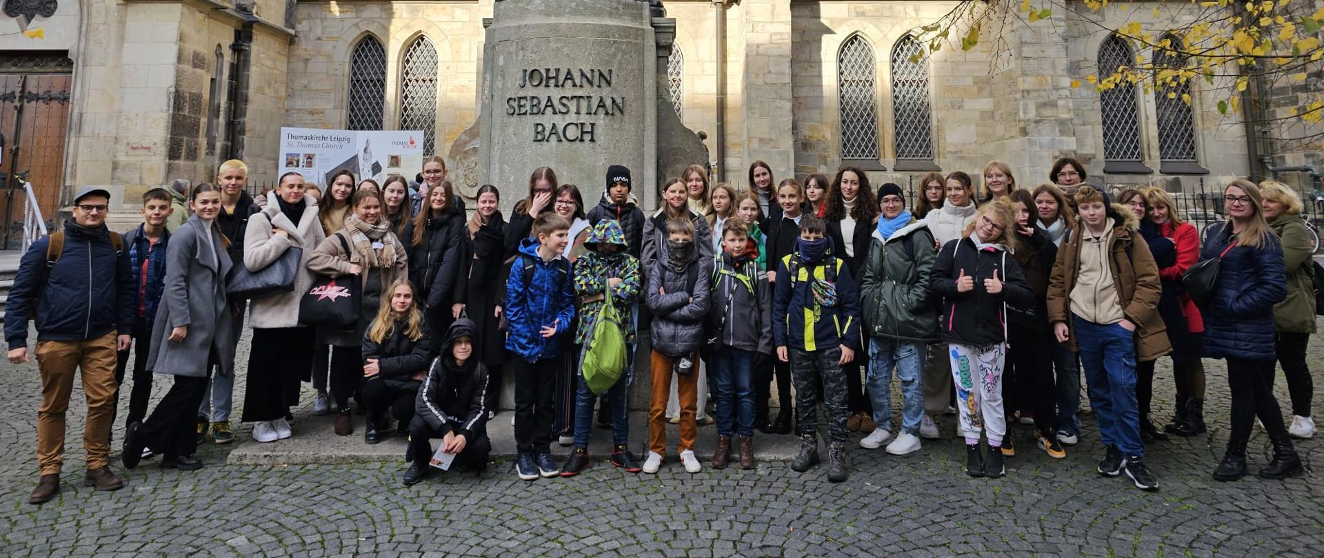 Zdjęcie grupowe pod pomnikiem J. S. Bacha w Lipsku.