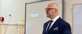 Wojewoda Król na premierze filmu edukacyjnego o bezpieczeństwie dla młodzieży w Olsztynie
