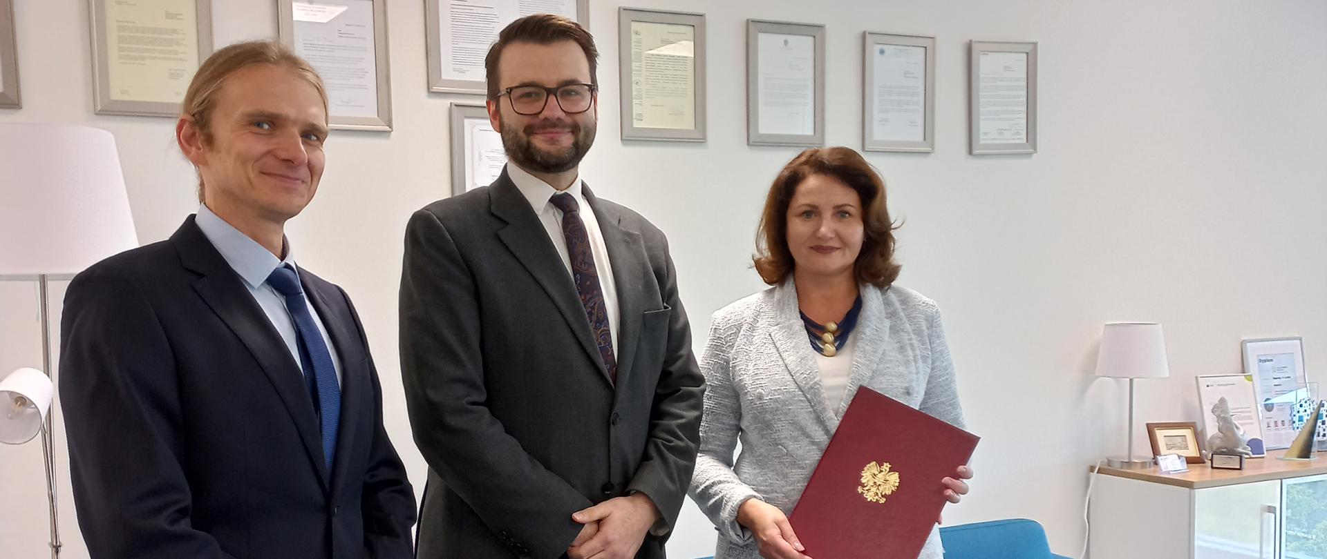 Powołanie Wiceprezesa Krajowej Izby Odwoławczej. Od lewej: Jan Kuzawiński, Prezes KIO, Przemysław Grosfeld, Wiceprezes UZP oraz Anna Kuszel-Kowalczyk, Wiceprezes KIO