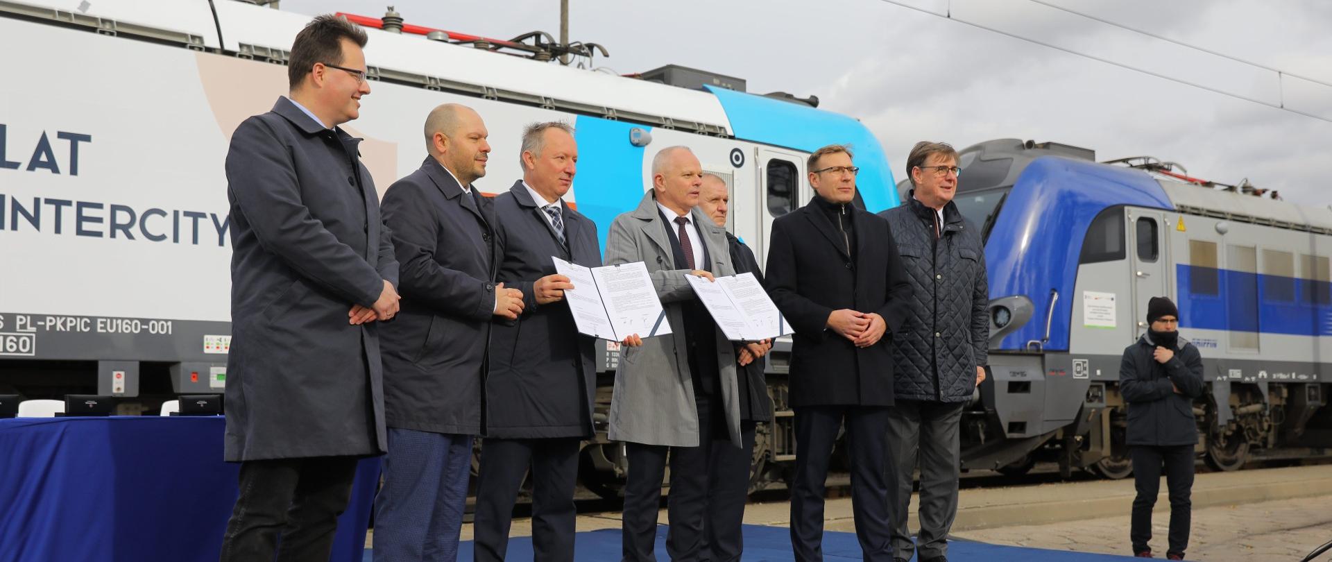 Wiceminister infrastruktury Andrzej Bittel uczestniczy w podpisaniu umowy na lokomotywy wielosystemowe dla PKP Intercity