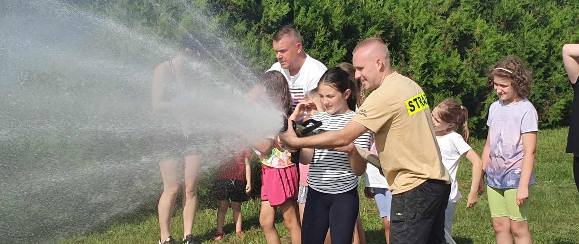 Uczestnicy obozu próbują swoich sił podczas działań gaśniczych. 