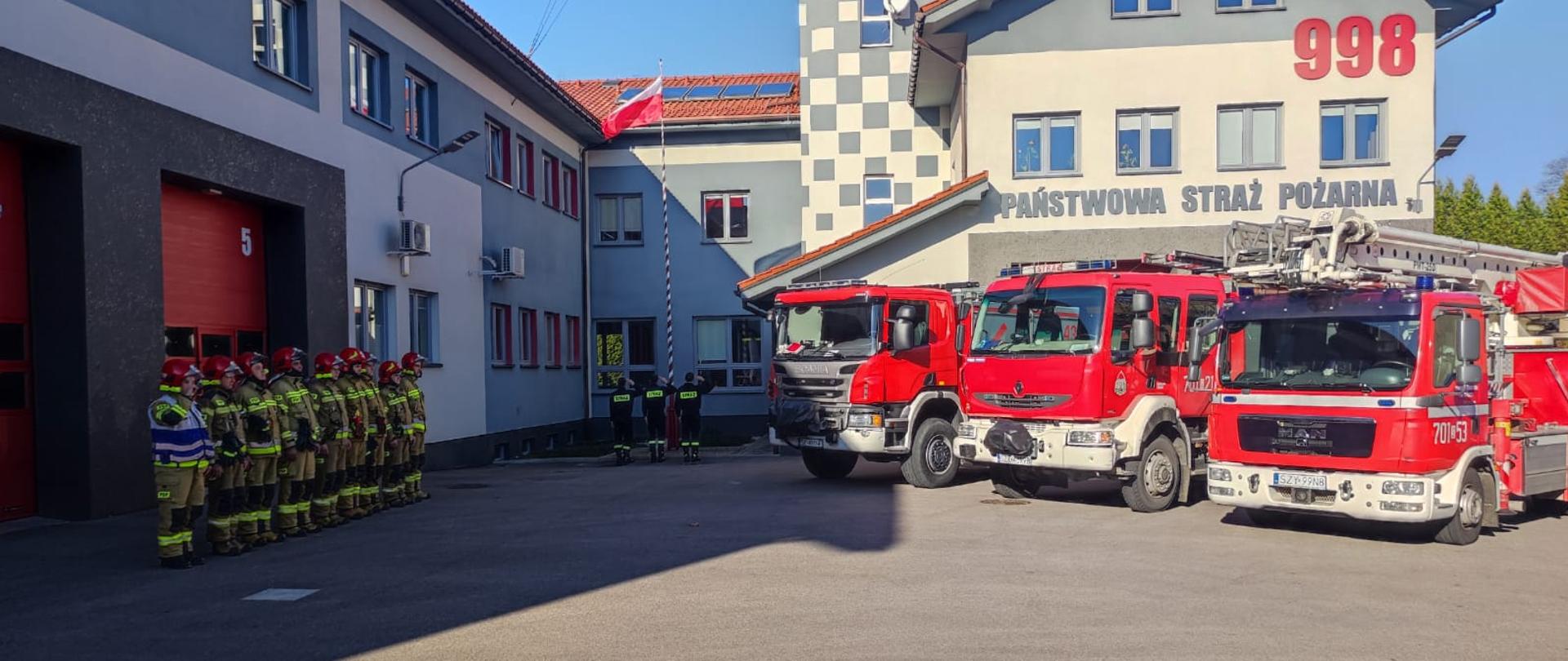 Uroczyste podniesienie flagi na maszt przez strażaków JRG w Żywcu.
