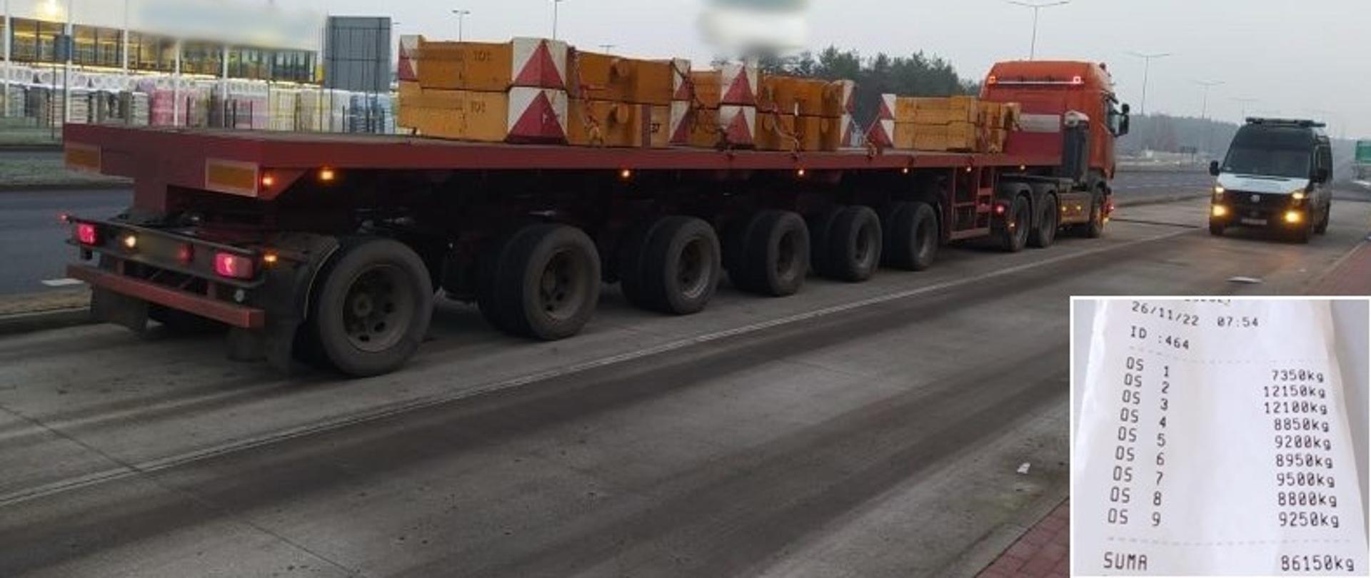 Na pierwszym planie (od lewej): tył przeładowanego zestawu ciężarowego z balastami do dźwigu. W tle: z przodu zestawu, obok ciągnika siodłowego, stoi oznakowany furgon kujawsko-pomorskiej Inspekcji Transportu Drogowego.