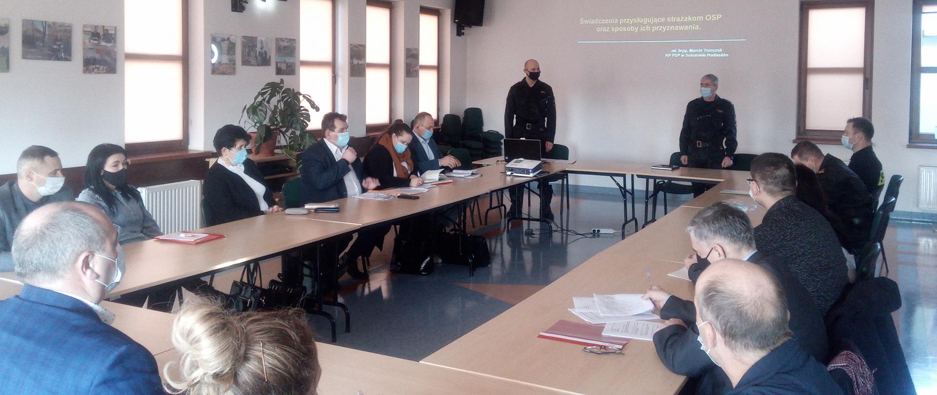Spotkanie w sprawie świadczenia ratowniczego dla strażaków ratowników OSP z przedstawicielami lokalnych władz samorządowych w sali konferencyjnej komendy 