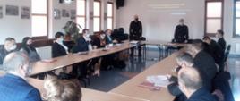 Spotkanie w sprawie świadczenia ratowniczego dla strażaków ratowników OSP z przedstawicielami lokalnych władz samorządowych w sali konferencyjnej komendy 