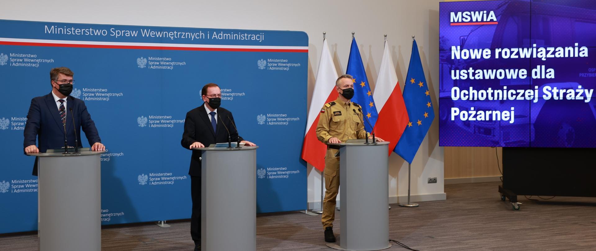 Od lewej wiceminister MSWiA Maciej Wąsik, minister MSWiA Mariusz Kamiński oraz komendant główny PSP nadbryg. Andrzej Bartkowiak