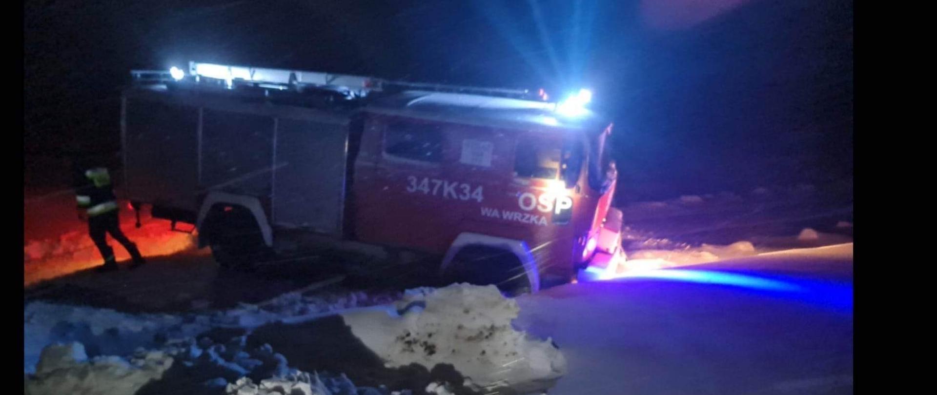 Samochód pożarniczy OSP w zaspie