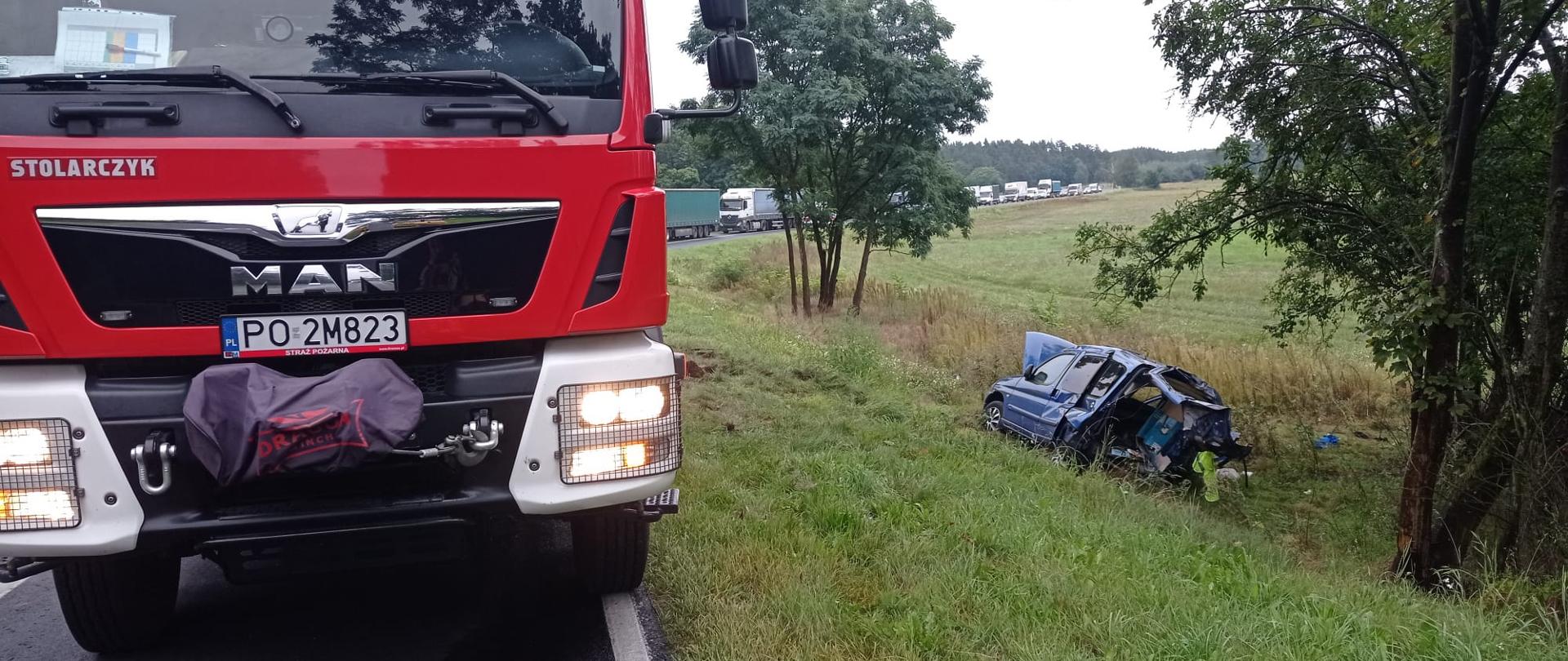 Uszkodzony samochód osobowy znajduję się w rowie 