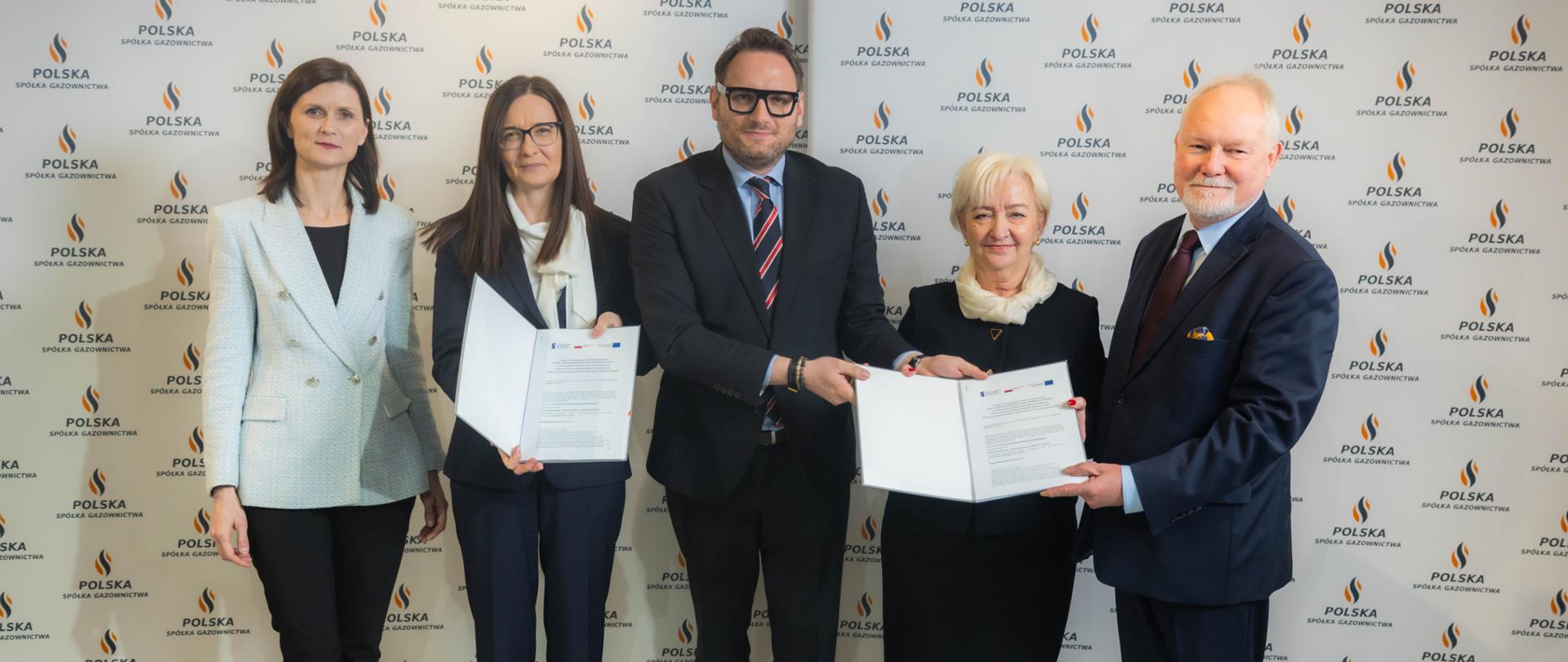 Pamiątkowa fotografia uczestników uroczystości 