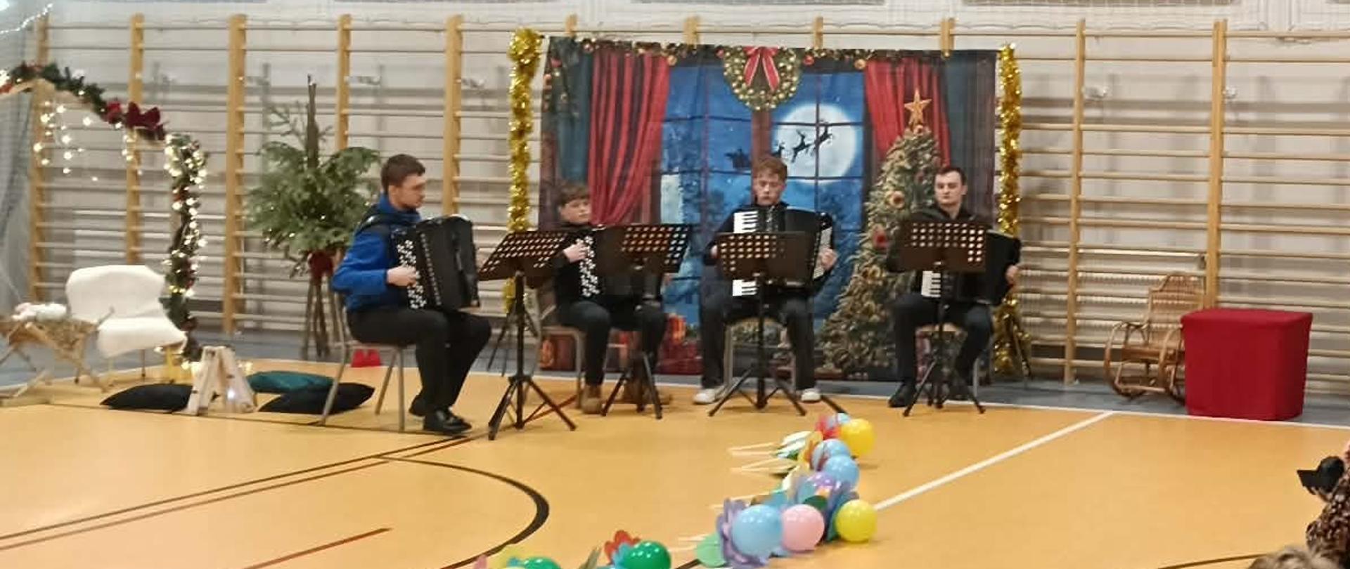 kwartet akordeonowy podczas koncertu z okazji dnia babci i dziadka w sali gimnastycznej w Zespole Szkolno-Przedszkolnym im. Marii Konopnickiej Rzędzianowicach