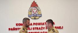 Na zdjęciu Komendant Powiatowy wraz z mianowanym oficerem