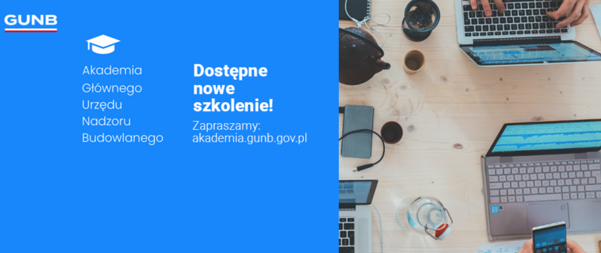 Dwuczęściowa grafika: po lewej stronie niebieskie tło z logo GUNB, ikoną biretu i tekstem o nowym szkoleniu Akademii GUNB; po prawej widok z góry na stół z trzema laptopami, telefonami, kawą i dłońmi pracujących osób.