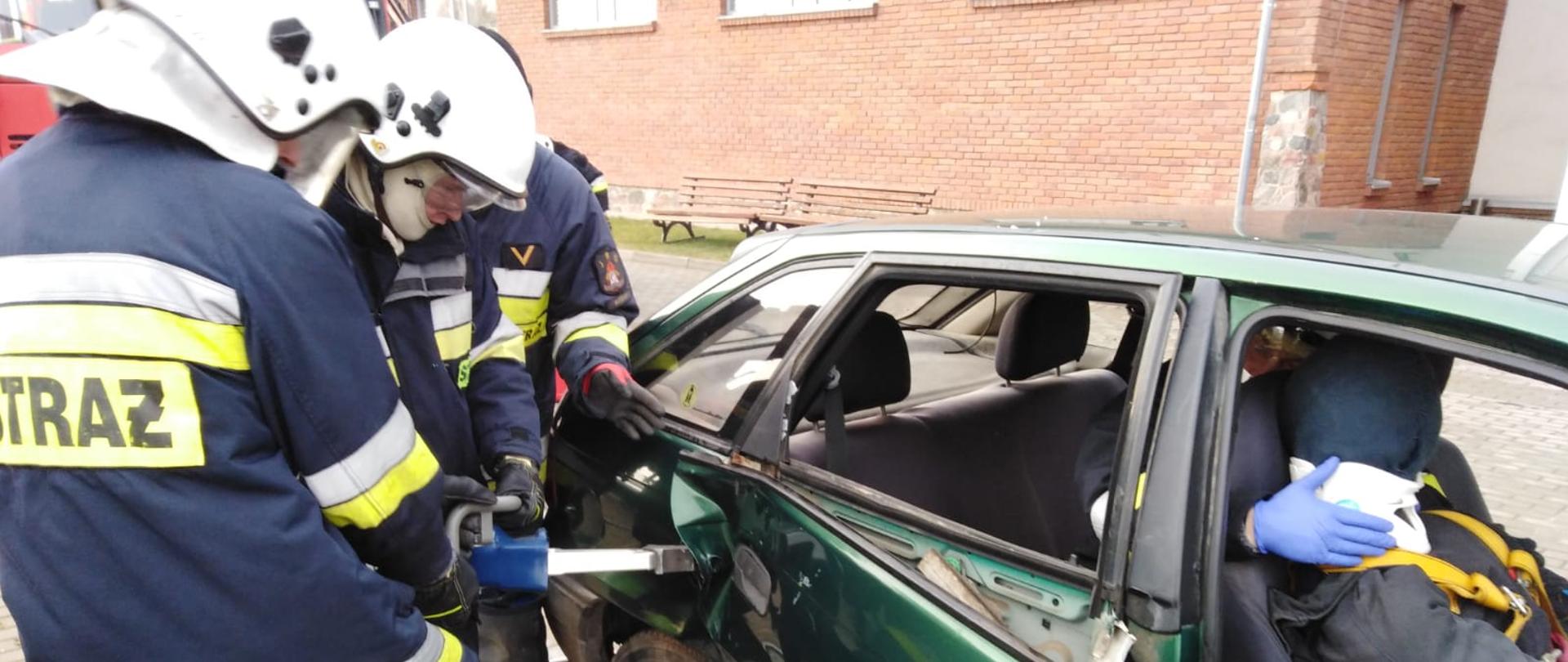 Zdjęcie przedstawia jedno z ćwiczeń doskonalących druhów OSP w zakresie ratownictwa technicznego