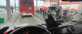 Autobus Państwowej Straży Pożarnej – czaka na transport uchodźców. Zdjęcie robione z pojazdu KP PSP Radomsko – Mikrobus Peugeot