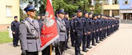 policjanci przed komendą wojewódzką policji