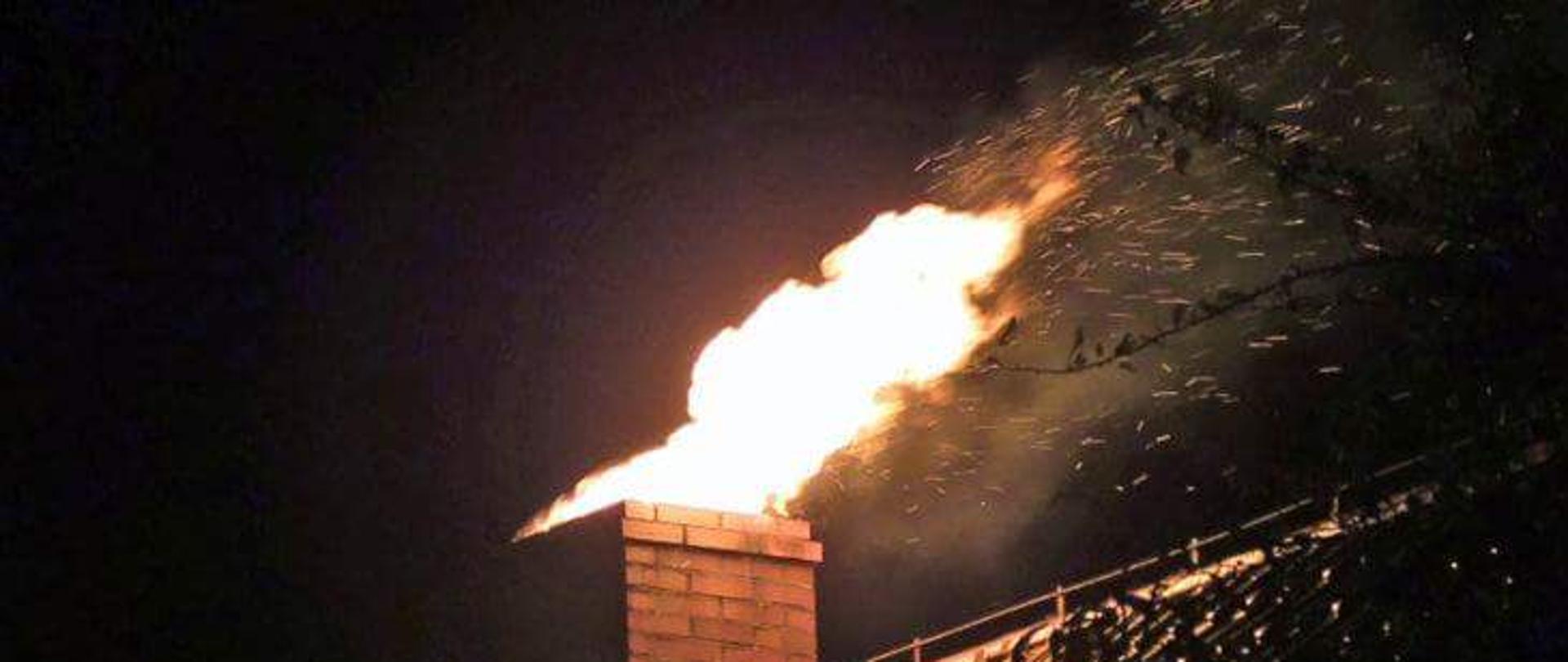 Pożar sadzy w kominie. Źródło www.iknurow.pl