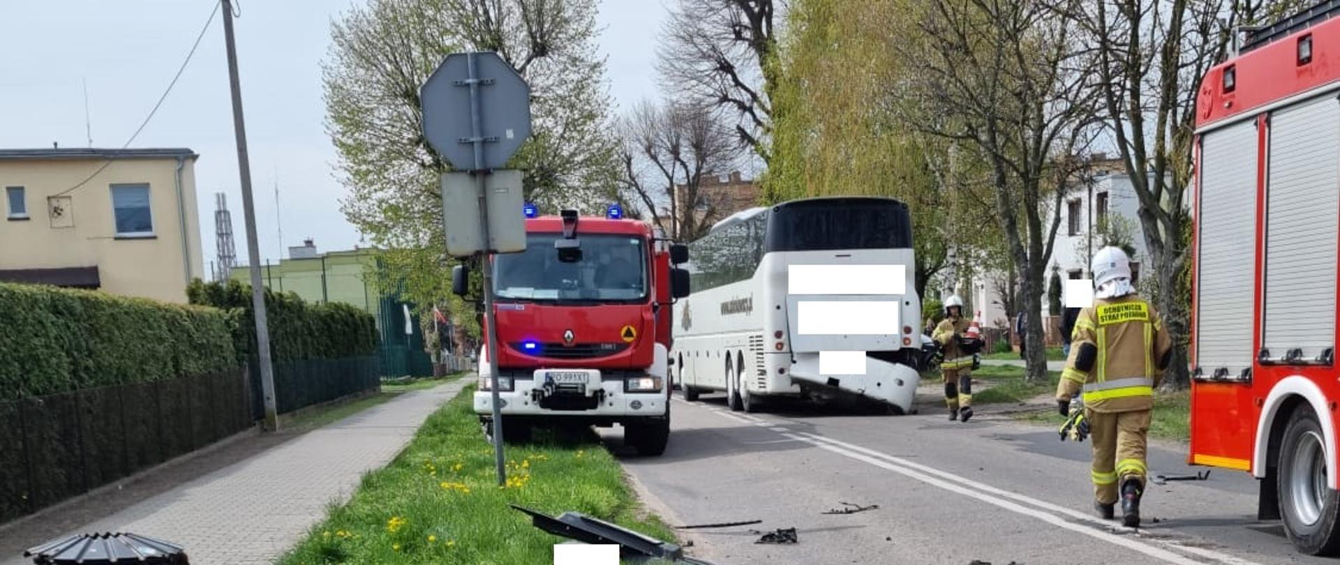 Widać samochody strażackie oraz autobus od tyłu