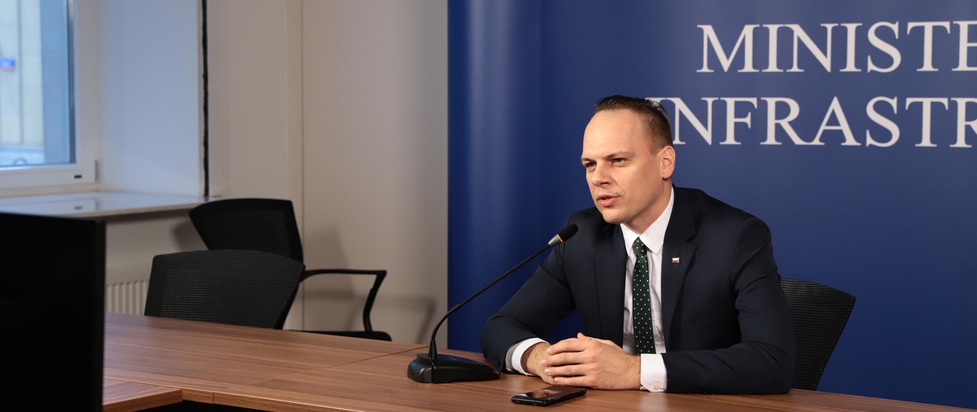 Ponad 475 mln zł unijnego dofinansowania na projekty kolejowe i drogowe