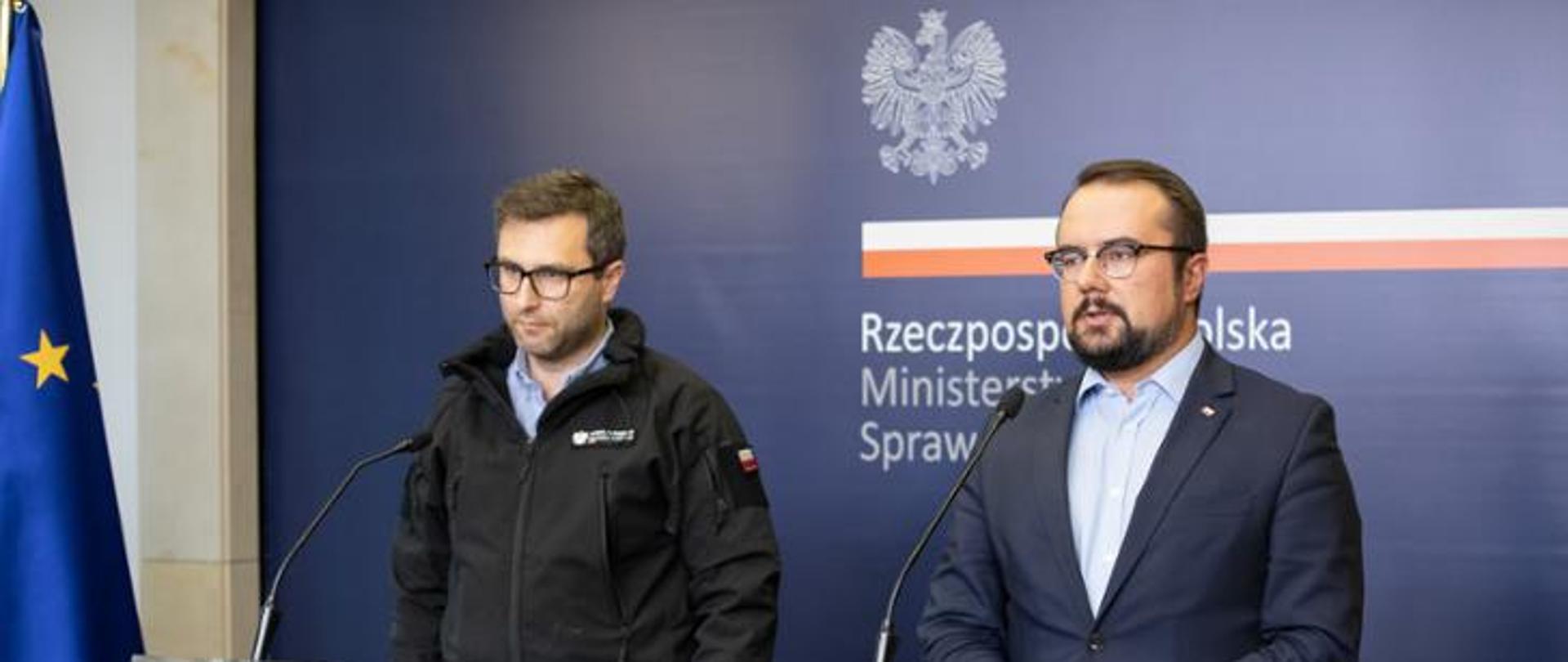 dwóch mężczyzn podczas konferencji prasowej, w tle napis Rzeczpospolita Polska Ministerstwo Spraw Zagranicznych