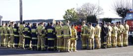 Zbiórka strażaków i omówienie ćwiczeń ratowniczych na terenie zakładu przemysłowego. 