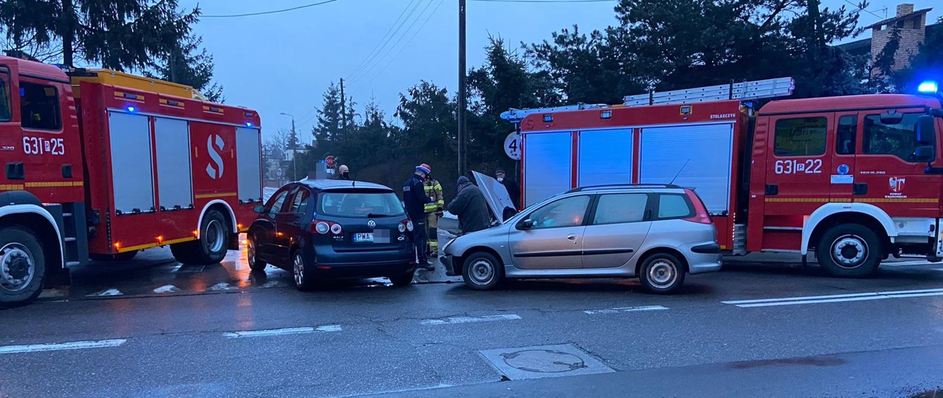 Na zdjęciu widać rozbite samochody osobowe oraz wozy straży pożarnej 