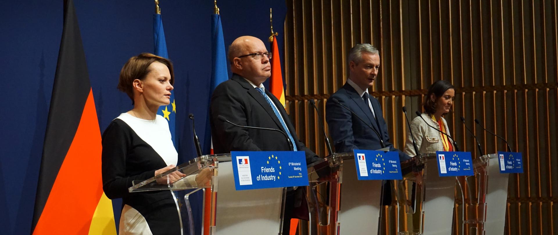 Minister w towarzystwie ministrów ds. gospodarki 