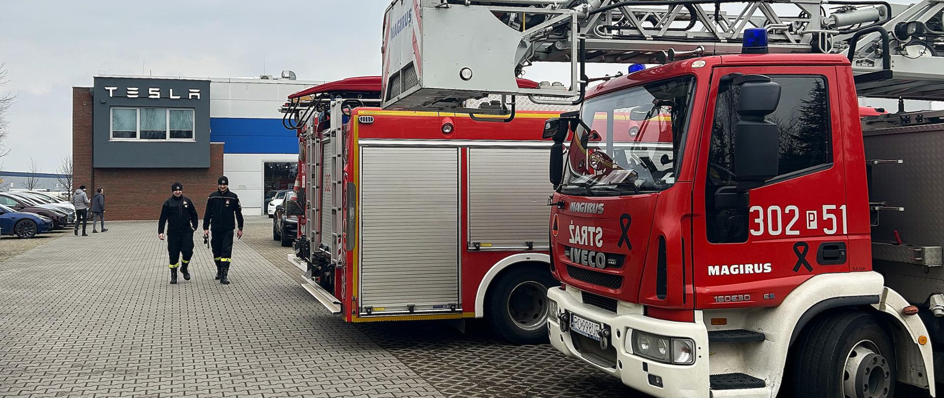 Samochody stojące przed salonem