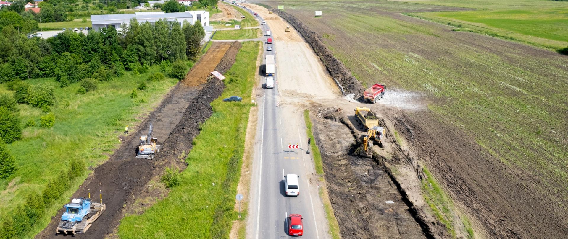 Widok z lotu ptaka na drogę krajową numer 28 i sygnalizację sterującą ruchem wahadłowym 