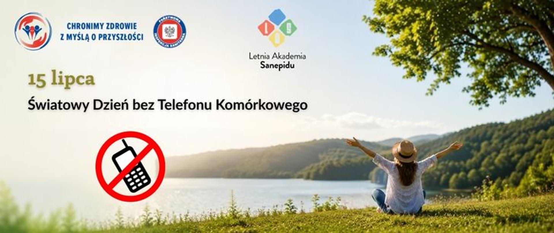 Na tle jeziora i zielonych wzgórz siedzi osoba w kapeluszu z uniesionymi rękami. Obok widnieje znak zakazu używania telefonu. Powyżej zielony napis 15 lipca i czarny Światowy Dzień bez Telefonu Komórkowego U góry umieszczono logo Państwowej Inspekcji Sanitarnej wraz z hasłem: „Chronimy zdrowie z myślą o przyszłości” oraz Letniej Akademii Sanepidu.