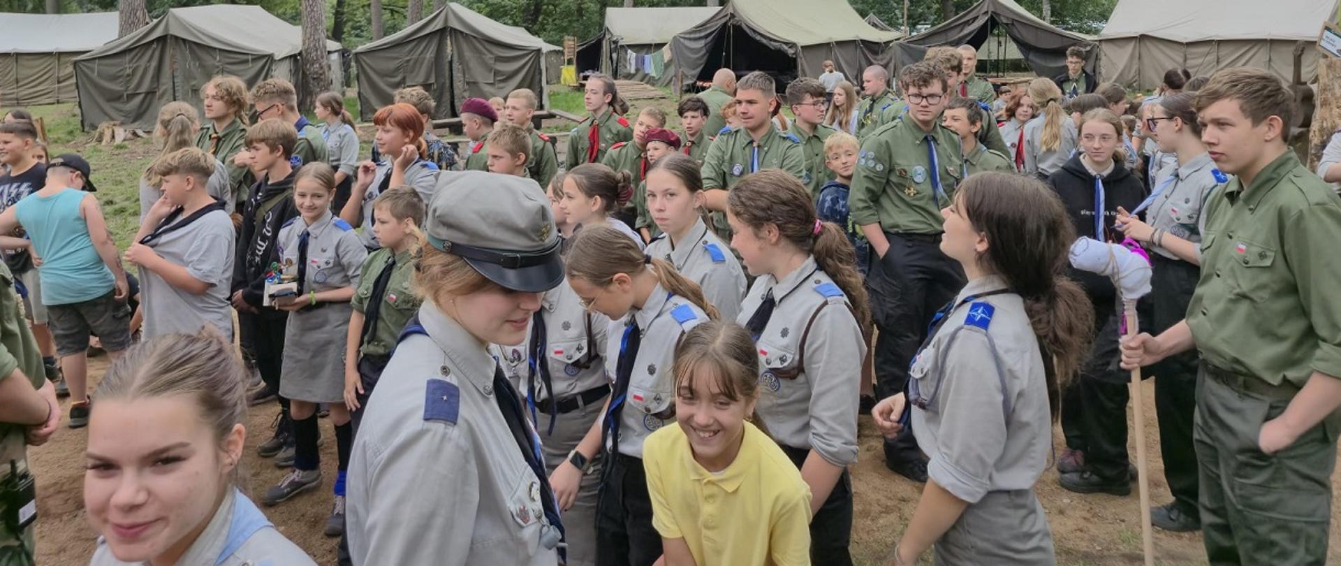Nowomiejscy strażacy i policjanci odwiedzili harcerzy wypoczywających na obozie w Bazie Harcerskiej w Gaju