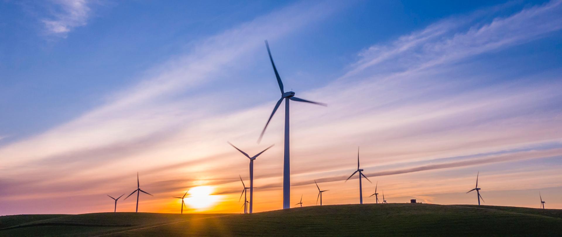 Na zdjęciu widać wiatraki będące częścią elektrowni wiatrowej na lądzie