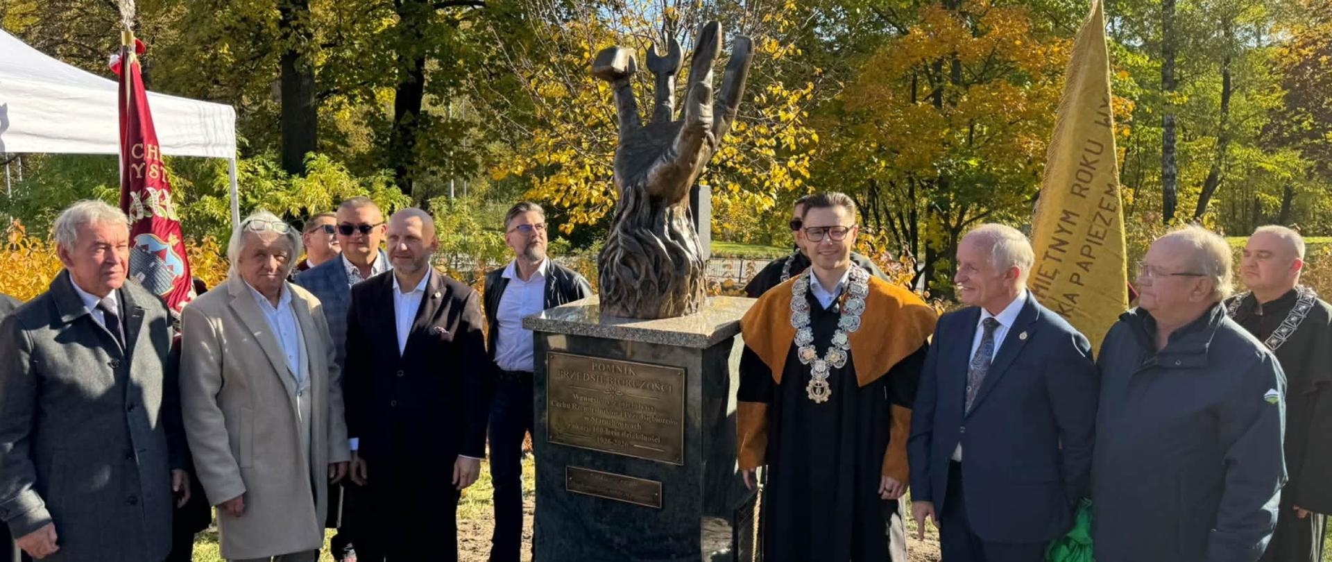 Pomnik Przedsiębiorczości. Obok grupa osób.