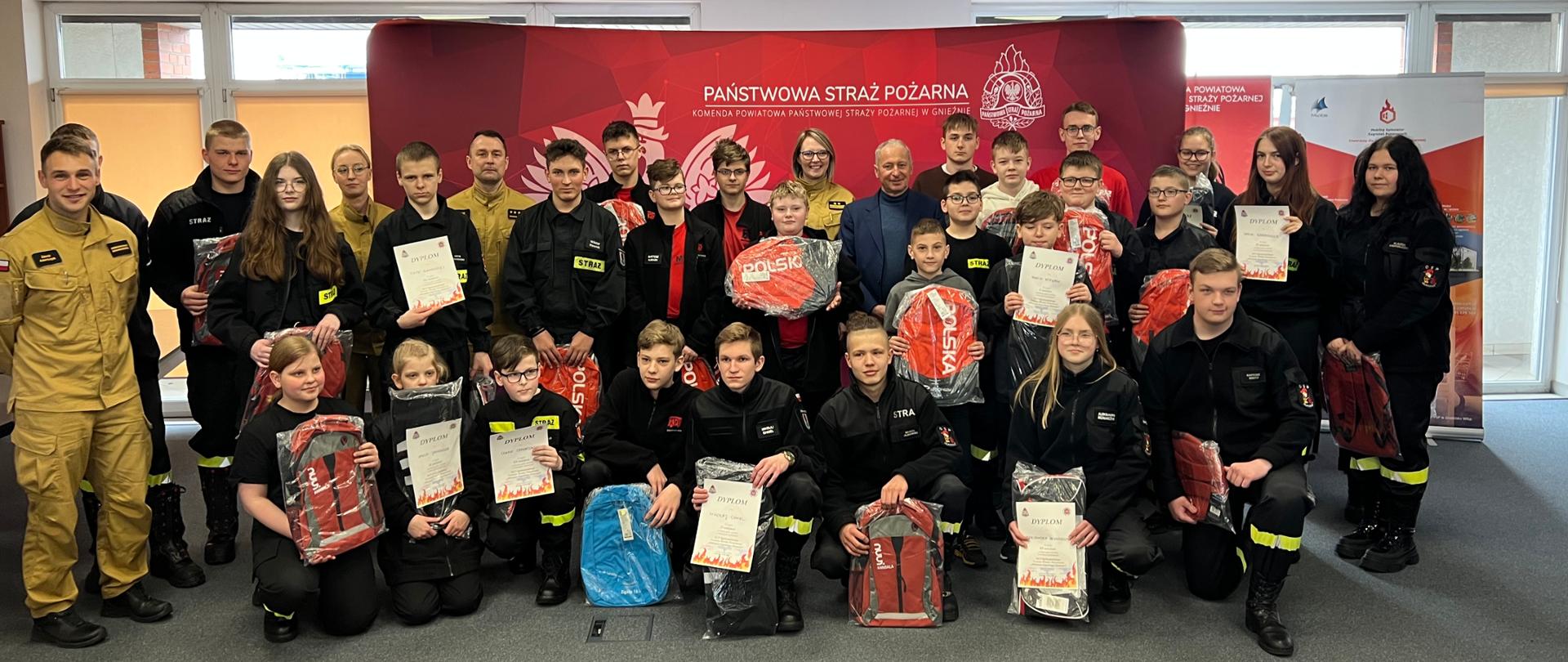 Uczestnicy turnieju - dzieci i młodzież z wręczonymi nagrodami